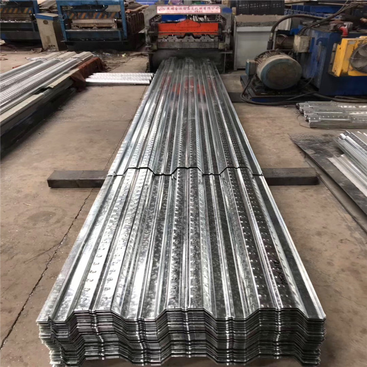 如何在施工中使用楼承板以达到地震效果？